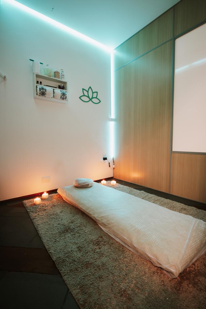 Sala de massagem com ambiente climatizado, cromoterapia e aromaterapia - Sala 1
