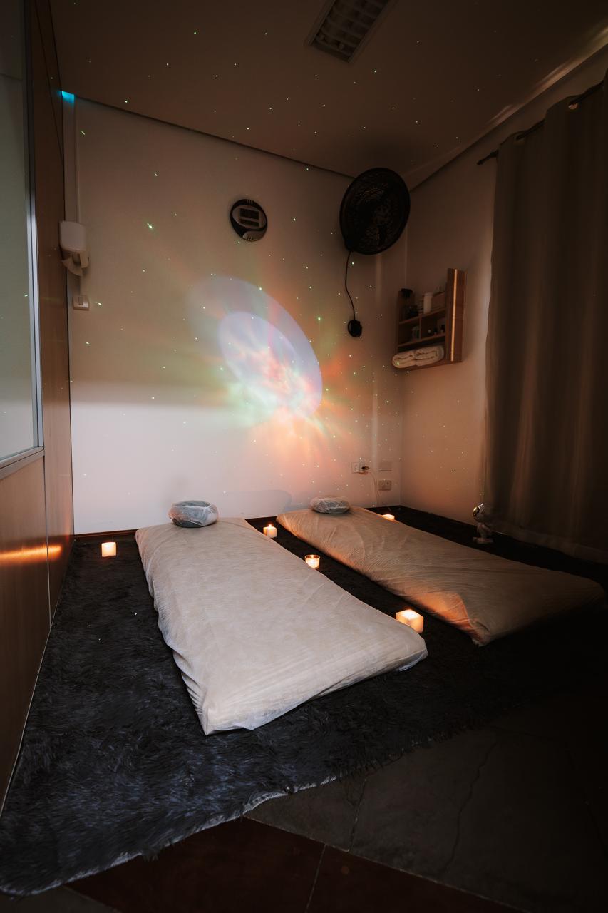 Sala de massagem relaxante com iluminação suave e decoração acolhedora - Sala 2